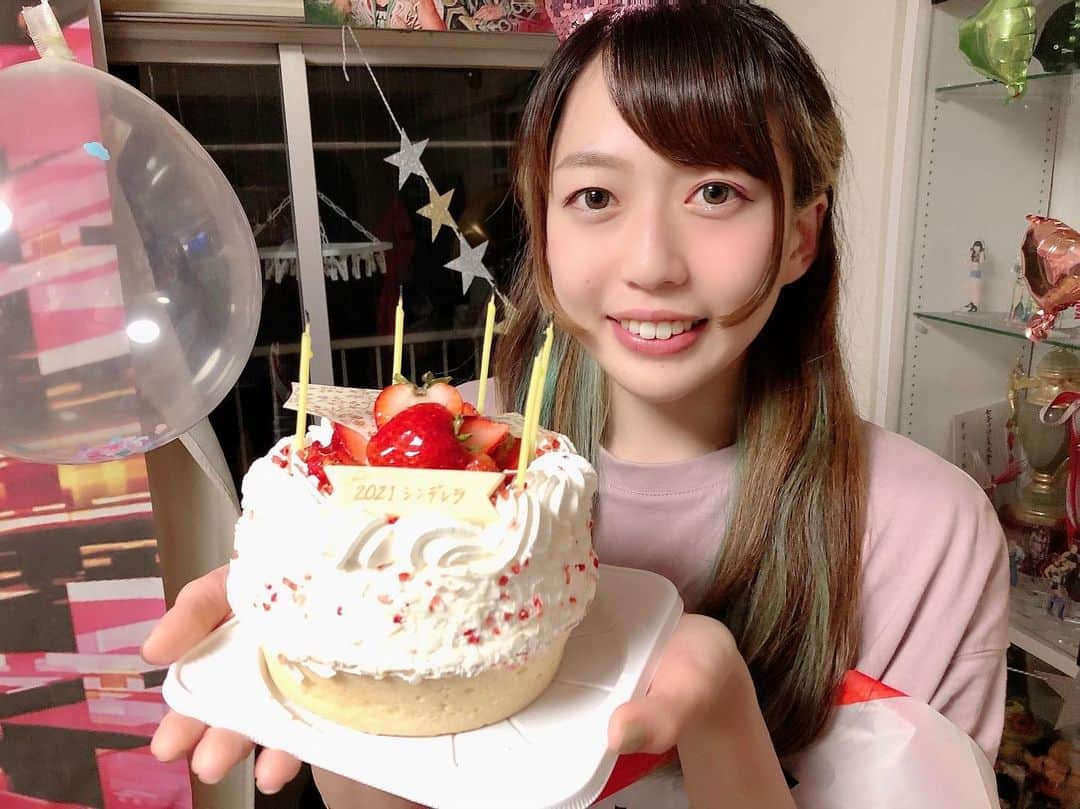 上谷沙弥のインスタグラム：「QQの皆んなに お祝いしてもらいました🎂  #ケーキ #ショートケーキ #シンデレラトーナメント #プロレス #スターダム #ブシロード」