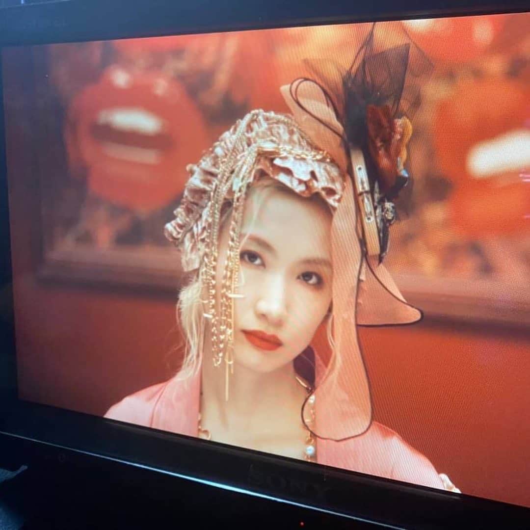 中嶋イッキュウのインスタグラム：「100万回再生👏 おめでとうございます💄 素敵なMV まだまだたくさん観てください」