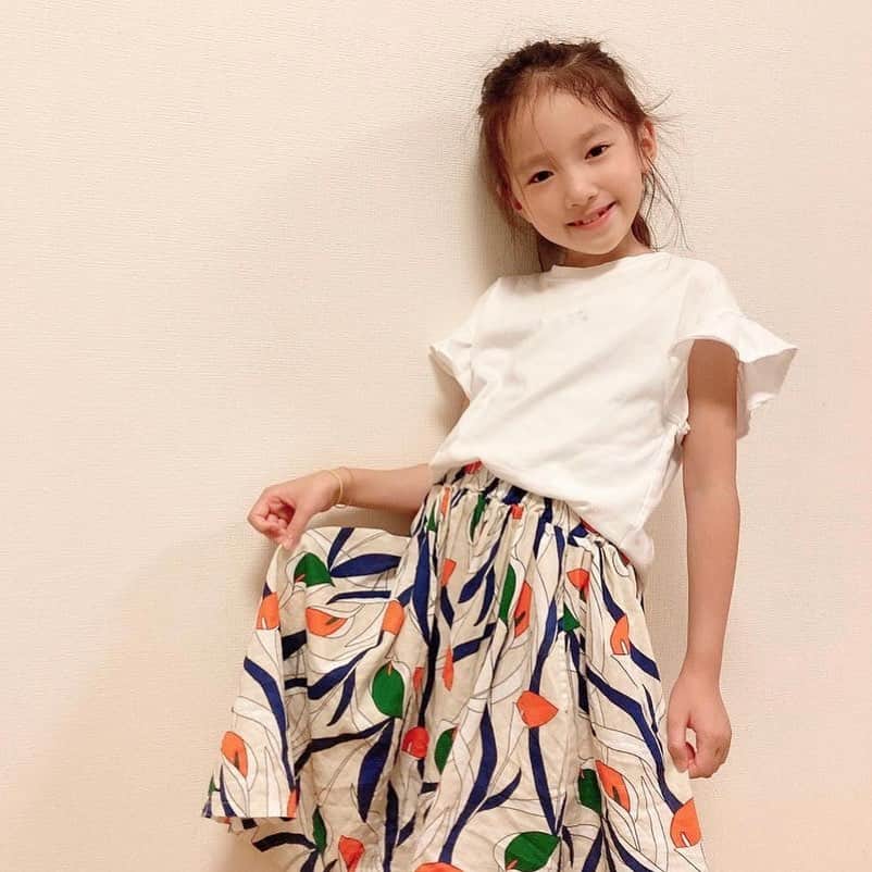 GU(ジーユー) さんのインスタグラム写真 - (GU(ジーユー) Instagram)「GIRLSフリルTをPick up！ やっぱり、フリルが嬉しくなっちゃう😍カラフルスカートと合わせたスタイリングが、とってもCUTE👌シンプルTも、袖のフリルで可愛さUP✨１枚でも、ワンピやサロペットのインナーとしても、大活躍の予感😉🌟 是非、チェックしてみてくださいね👧🏻💕 ———————————— ☑︎GIRLSフリルT(半袖) ¥790（通常価格） 品番:329829 ※当商品はオンラインストア及びKIDS取扱い店でのみ取扱いとなります。 ———————————— Pick Up Post @yurincheeee さん、ステキな投稿ありがとうございます😊 #GU #GUstyle #YOURFREEDOM #gu_for_all #GUKorea #GUHK #GUTAIWAN #ジーユー #GUコーデ #ジユジョ#GIRLSフリルT #フリル #Tシャツ #キッズコーデ #夏コーデ #今日の服 #リアルコーデ #プチプラコーデ #高見えコーデ #今日のコーデ #今日のコーディネート #きょコ」6月16日 16時53分 - gu_for_all_