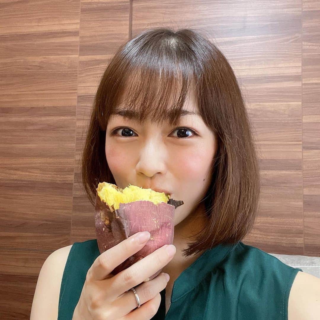 高橋春花のインスタグラム：「夏ですが…！！！ 焼き芋買いました😳 美味しいなぁ。 いつ食べても美味しい。 焼き芋は季節関係ないのです。 #焼き芋 #高橋春花#HTB #アナウンサー」