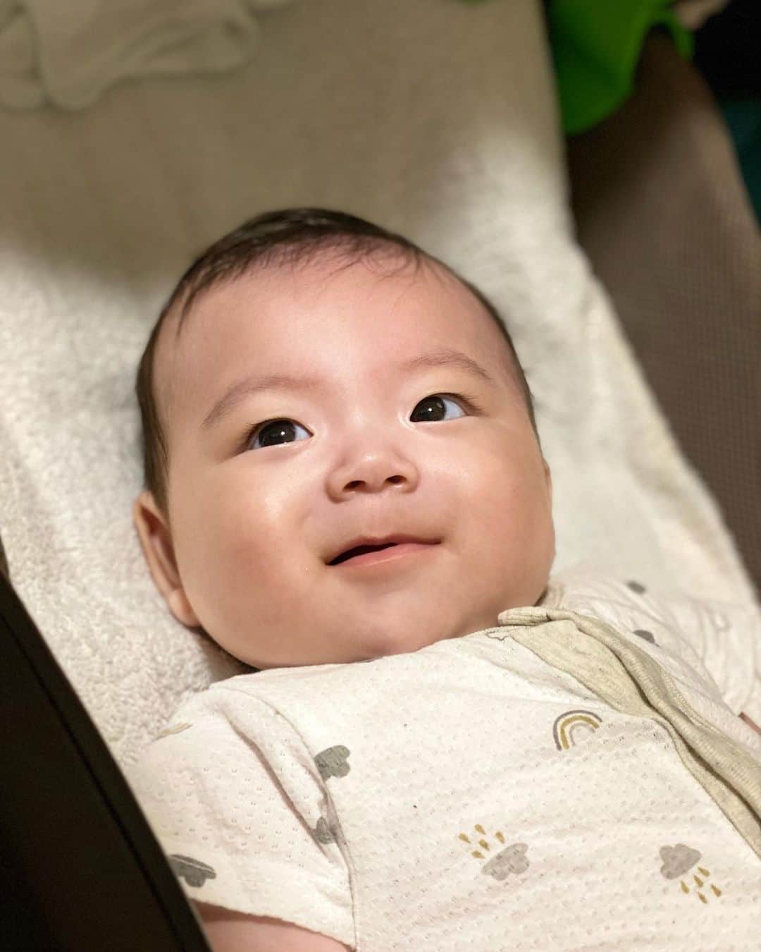 岡田義徳さんのインスタグラム写真 - (岡田義徳Instagram)「楽しく育児をVo.11  退院しました。  沢山の皆様に心配の声や、応接の声を頂きまして本当にありがとうございました。  次男君、無事に退院しました。 本当に今年はRSが流行っているみたいなので、少しでも気になったら、乳児のママさん、パパさんはすぐに調べてあげてください。  本当に温かいお言葉ありがとうございました。  少し軽くなって帰ってきました笑笑  #RS#退院しました#コメントありがとうございます #元気は力」6月16日 17時21分 - yoshinori_okada_44