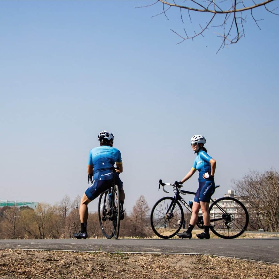 KhodaaBloomのインスタグラム：「背中で語る。  ▶KhodaaBloom Race Design Jersey レースデザインは、競技シーンのイメージを落とし込んだ派手なデザイン。 KhodaaBloomのブランドカラーであるウォーターブルーをベースにした爽やかな仕上がりとなっています。  こちらのウェアはコーダーブルームショップ東越谷店で販売中です。  #KhodaaBloom #コーダーブルーム #サイクルウェア #サイクルジャージ #cyclewear  #道は走り尽くしたか #日本ブランド #スポーツ自転車 #ロードバイク初心者 #ロードバイク男子 #ロードバイク女子 #自転車生活 #ロードバイク #japancycling #igcjp #roadbike #roadcycling #cyclinglife #自転車のある風景 #自転車好きな人と繋がりたい #fromwhereiride #cyclingphotos」