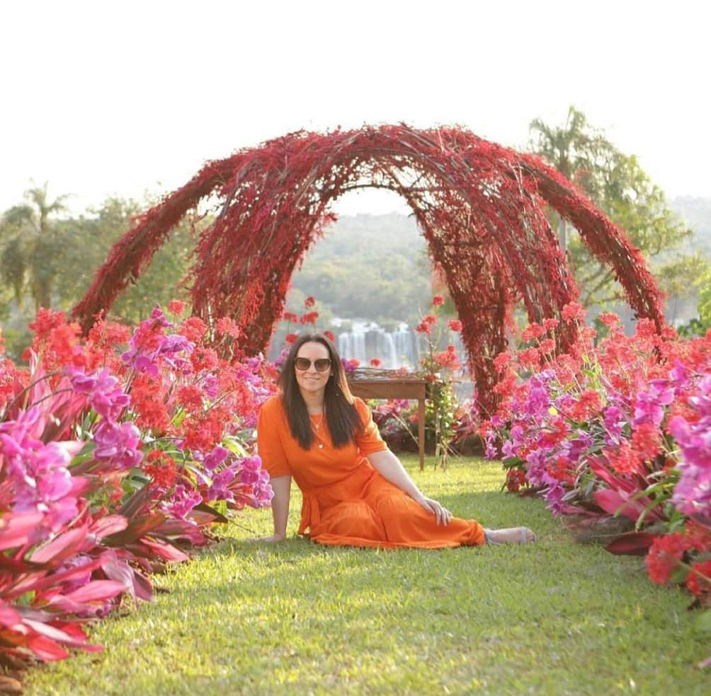 Ana Hickmannさんのインスタグラム写真 - (Ana HickmannInstagram)「Amiga linda, colorida, que me apresentou as flores mais lindas, você que está sempre ao meu lado pra rir e pra chorar, te amo! ❤️🌸 Feliz aniversário, @thamara!! 🎉 #bday #bdaythamara」6月16日 18時05分 - ahickmann