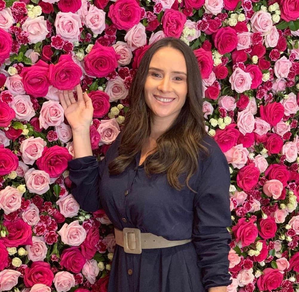 Ana Hickmannさんのインスタグラム写真 - (Ana HickmannInstagram)「Amiga linda, colorida, que me apresentou as flores mais lindas, você que está sempre ao meu lado pra rir e pra chorar, te amo! ❤️🌸 Feliz aniversário, @thamara!! 🎉 #bday #bdaythamara」6月16日 18時05分 - ahickmann