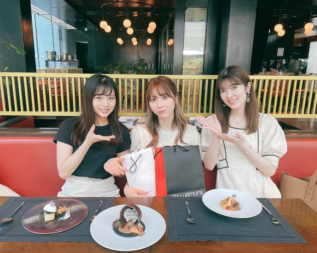 日下部美愛のインスタグラム：「この前ろあのお誕生日会をしました 毎年お祝いできて幸せだ〜〜 素敵な1年になりますように♡  #photo #japan #model #me #hair #fashion #selfie #makeup  #followme #instagood #camera #instadaily #dailylook #사진 #데일리  #데일리 #셀카 #메이크업 #아이돌 #일본 #일본여자」