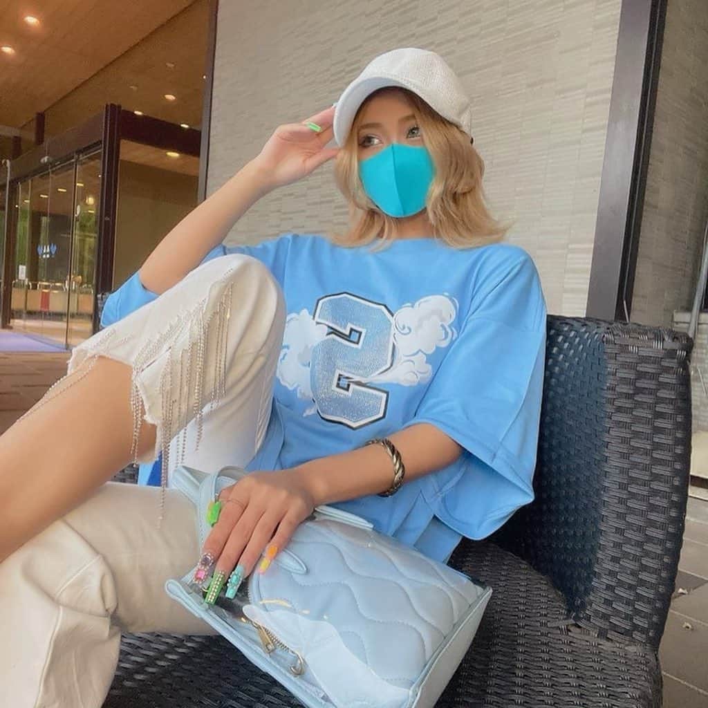 きぃぃりぷさんのインスタグラム写真 - (きぃぃりぷInstagram)「この日は爽やか💙  マスクも合わせてファッション🦋  Tシャツ👕あまりみない色合いで キラキラしてて可愛いから 海とか🏖にも着ていきたい😘  ブルーのバック気になってZARAで 購入したが長財布なの忘れてて 見えてたから手を添えてる、、笑  #ブルー　#コーデ  #爽やかに  #薄メイク💄」6月16日 18時45分 - kyiiripu.friedegg