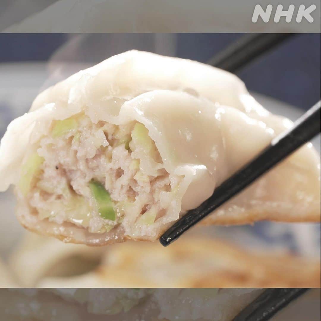 あさイチさんのインスタグラム写真 - (あさイチInstagram)「＼教えて 名店さん！極上焼きギョーザ🥟／   名店さんのレシピで手作りすれば、 きっとあなたに”口福”が訪れます😊  実はこれ、手軽にマネできちゃうんです！  【名店のたれ】よだれ鶏のタレをギョーザのタレに。 　👉3枚目へ   【名店の皮】食べ応えともちもち感が別格。 　👉6枚目へ  肉のうまみを際立たせた 【ジュ～シ～！名店の焼きギョーザ】秘伝の#レシピ は プロフィールのURLから番組HPへ！  スタッフによると、一生ものとしてぜひ覚えておいて ほしいそう。皆さんも試してみては✨？   #いとうあさこ さん #ギョーザ #ぎょうざ #餃子 #焼きギョーザ #焼き餃子 #名店さん #名店 の味 #たれ #タレ #皮 #よだれ鶏  #鈴木奈穂子 アナ #nhk #あさイチ #8時15分から」6月16日 18時56分 - nhk_asaichi