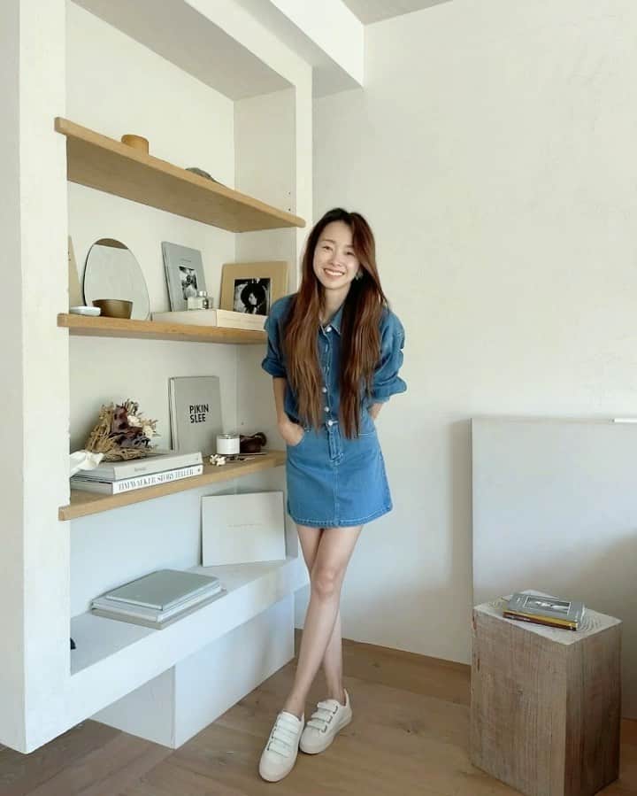 のインスタグラム：「越來越順手了🥳《最後有彩蛋喔～  丹寧也是我很愛的不敗單品 一開始收到還以為布料很硬 結果穿起來彈性超好的 覺得裙子很可以收，可以搭配超多組合 穿起來也超舒適✌🏼  全身丹寧是 @frnd_official  鞋子是 @patty11266924 跟 @gracegifttw 聯名  今天全身被葳葳包了啦😆 鞋子我也超❤️穿起來很顯腿長喔～ 不用綁鞋帶超棒 哈哈哈哈哈  耳環 @jl_inspiration 昨天有分享文喔！ 最仙的耳環頒給它了～ 其實它簡單有質感的設計非常好搭配  包包 @michaelkors 淺色真的很百搭 墨鏡 @rayban  #RB3875 睡衣 @lovebonito」