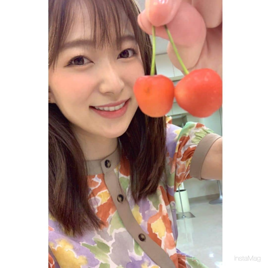 速水里彩さんのインスタグラム写真 - (速水里彩Instagram)「.  今朝のメイク室💄  晶子アナからさくらんぼのお裾分け🍒 朝からパクパク、 気づけば半分くらいいただいてました😋💦  季節のフルーツって美味しいですね〜🍒🍑🍈🍉  #東海テレビスイッチ #🍒 #藤本晶子 #速水里彩」6月16日 19時26分 - hayami.risa