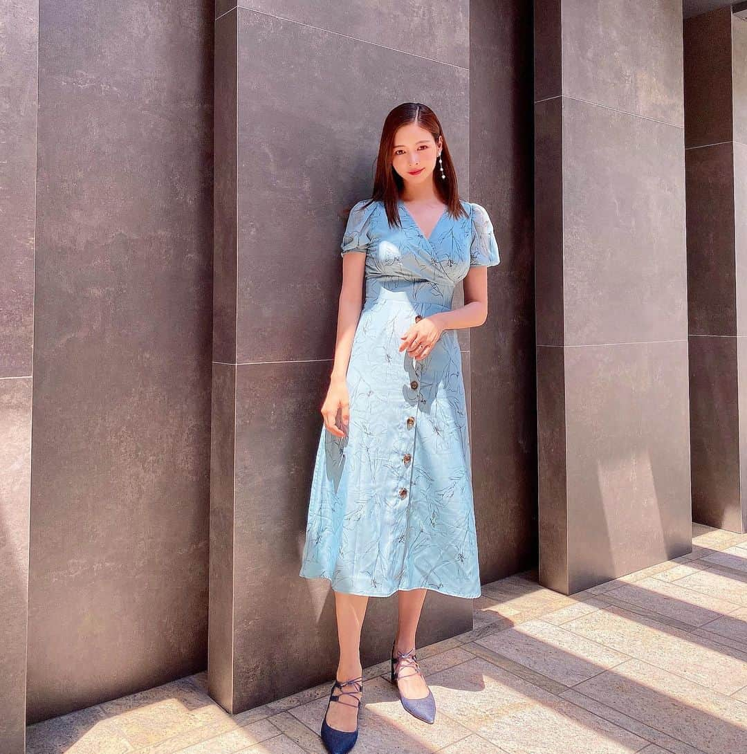 得あゆさんのインスタグラム写真 - (得あゆInstagram)「少しづつ体型が元に戻ってきて 着れる服が増えて嬉しい😍笑  このワンピース形も最高にスタイル良く見えるし 綺麗なターコイズブルーのワンピース💙 他にもカラバリあるけど、このカラーが1番可愛いと思う💙笑  one-piece : @lagunamoon_com 💙 accessory : @areem.accessory  ・ ・ ・ ・ ・ ・ ・ ・ ・ ・ ・ ・ ・ ・ ・ ・ ・ ・ #ラグナムーン#lagunamoon#日焼け止め#美肌#美白#ワンピ#ワンピース#イヤリング#アクセサリー#夏服#夏コーデ#大人可愛い#ママコーデ#ママファッション#子育てママ#男の子ママ#男の子ベビー#赤ちゃんのいる生活#赤ちゃんのいる暮らし#インスタ映え#大人カジュアル#産後ダイエット#サンダル#ブルー#japanesegirl#ママコーディネート#花柄ワンピース#花柄スカート#産後#産後骨盤矯正」6月16日 19時31分 - tokuayu819