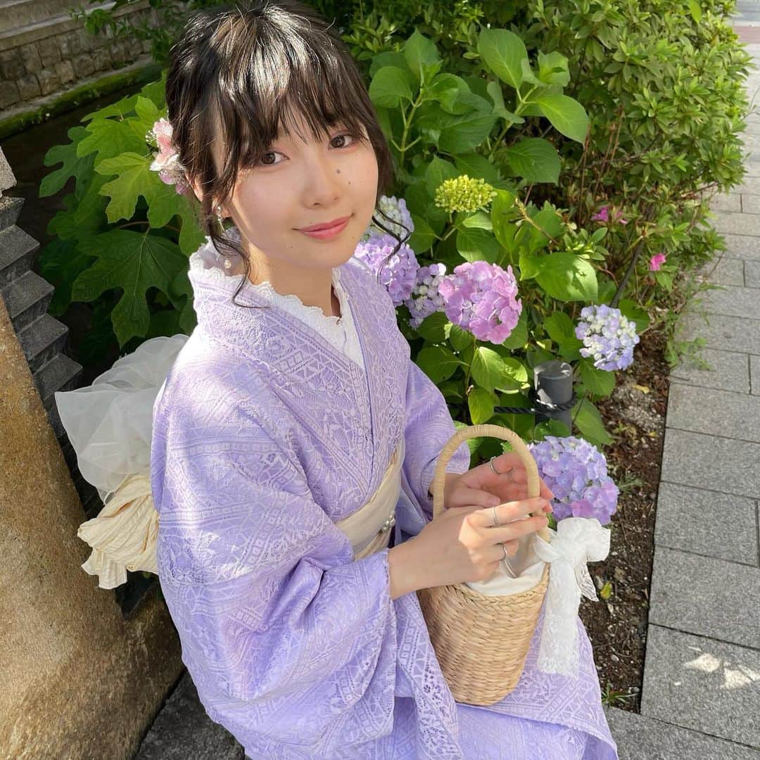 志茂彩奈のインスタグラム：「先日 @rikawafuku_kyotoでかわいいレース着物を着させていただきました👘♡  たくさんある中から私は真っ先にビビッときた 紫のレース着物にしました💜  種類も豊富な上、髪飾りもたくさんあって 選ぶだけでも楽しかったなあ☁️  友達との思い出にもなって◎ ぜひ気になる方はかわいい着物着てみてください〜🍃  #梨花和服#京都着物レンタル#レース着物#pr」