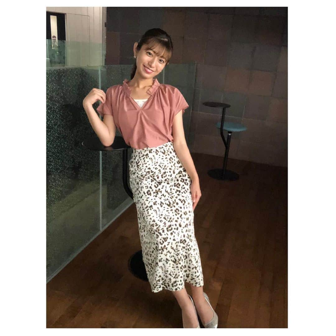 白戸ゆめのさんのインスタグラム写真 - (白戸ゆめのInstagram)「👗 . 《Tue》 tops&skirt: @parigot_okayama  . 久しぶりのピンク💗笑 本当はピンクが好きなのに 水色が1番好きって言ってた 小学生時代をなんだか思い出します😂 . レオパードのスカートは ベージュなので派手すぎず 落ち着いた印象が出て可愛かったです🐆 . #衣装 #女子アナ #女子アナコーデ #キャスター #アナウンサー #コーデ #ootd #全身コーデ #parigot #レオパード #スカート #ピンク #ブラウス  #ヘアアレンジ #まとめ髪 #撮影場所 #2階 #カウンター席」6月16日 19時59分 - yumeno.s_