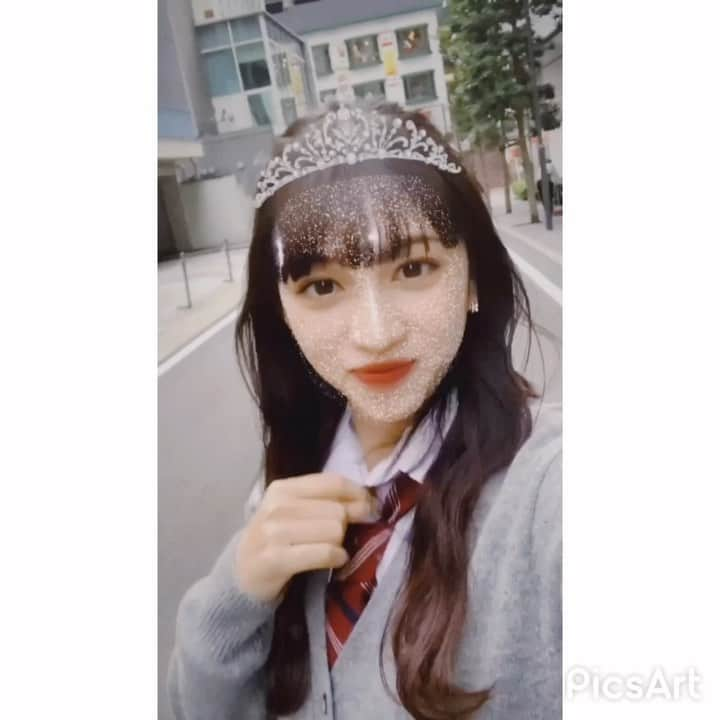 MAGICOURのインスタグラム：「👸🏻♡  ［MICHU］  撮影で制服着たとある日。 なんか喋ってる動画なんだけど、 なぜか音声全く入ってなかったから 音楽でごまかす🙂🤍  だって君は僕のダーリン♪  皆さんにとって恋人のように 愛おしい存在でいられますようにーーっ  とかゆうてみたりね、アハ🙂  【MAGICOUR】 @7melink � YUA @yua_tsutsui � YUME @dorifarm_yume14 � MICHU @mxx.____29 � RICOPA @ricopa_lu � KOKONA @kokoyogi_tan � KIRARI @kiraran___12 �」