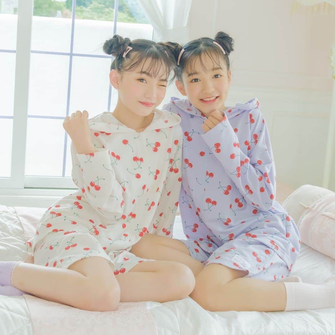 ニコ☆プチのインスタグラム：「. 読者のみんなから寄せられた リクエストにお答えした ニコ☆プチスクールのルームウエアが完成したよ🌈 おうち時間が楽しくなること間違いなしっ！ そのデザインを今日から続々公開していくよ✨  まずはさなんにゃも大好きな チェリー柄🍒🍒 上下セットで¥2990(税込)😉  6/22オープン予定の ニコ☆プチオンラインショップで 先行予約を受け付けるので 楽しみに待っていてね😋💕  #ニコプチ #さなんにゃ #星乃あんな #石原咲奈 #ルームウェア #ルームウェア女子 #おうち時間 #パジャマ #ニコプチスクール」