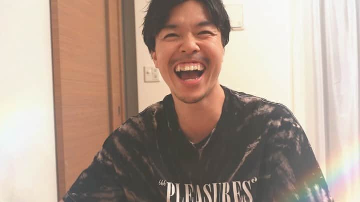 のインスタグラム：「先日お腹の赤ちゃんの性別がわかったので、コロナで一緒に検診に行けなくなってしまった👨🏻に、やってみたかったジェンダーリビールケーキで発表🎂✨  その様子をYouTubeにアップしました🎥 みんなはどっちだと思う？👶🏻  気になる方は、Hisanaで検索してみてね☺️  #性別発表#ジェンダーリビールケーキ#妊娠5ヶ月#第2子妊娠中#夫婦」