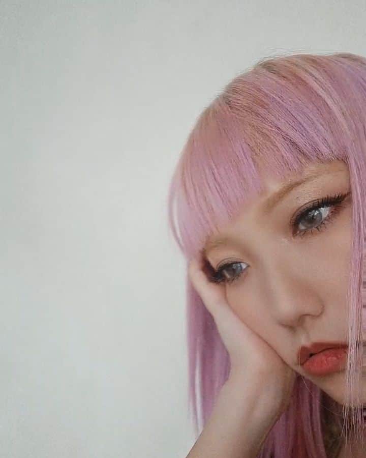 小林レイミのインスタグラム：「(It's me. I'm not ungry and this time was great actually...)  #pinkhairedgirl #realhair #anime #manga #reimichan #bangkokthailand」