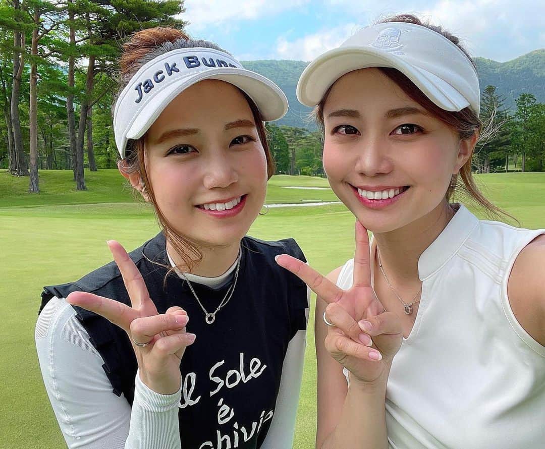 のインスタグラム：「こんばんは⭐️ . この前の撮影終了終わりにパシャリ❤️👭📸 . よく見たら同じようなネックレスして、同じような指輪つけてるチーム姫路🤣笑 割とびっくりレベル🤣💕 . ゴルフ旅行一緒に行きたいな！という話をすごくした1日でした✨❤️ . そして今日から #NAMIGOLF チャンネルでこの時の動画が配信開始してるので、是非見てください💕 .  今日も1日お疲れ様でした😌 .  #ゴルフ#ゴルフ女子#golf#golfgirl#golfswing#ゴルフスイング#sports#スポーツ#スポーツ女子#골프#골프여자#尔夫球#高尔夫#ゴルフウェア#golfwear#NAMIGOLF#とくさきチャンネル#Youtube」