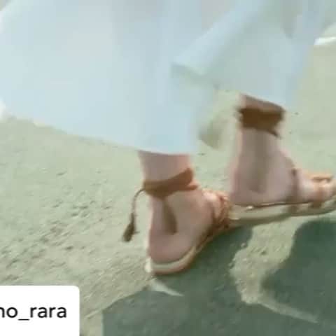 中原歩のインスタグラム：「* 気づけば久しぶりの投稿です🙋‍♀️ 皆さまお元気ですかー？？👂✨ 私は元気ですが毎日あっという間過ぎて途方に暮れてます、、😇 * そんな毎日ですが、お仕事させて頂いた“天使のララ” のCMが流れています😊 少し前から私も飲んでるんですが確実にお肌の調子がいい✨✨✨ 是非是非試してみてください❤️ * #天使のララ #天使のララ高純度液体フィッシュコラーゲン #中原歩 #保湿ケア #コラーゲンドリンク Posted @withregram • @tenshi_no_rara 高純度コラーゲン 天使のララ「機能性表示食品 天使のララ」篇 60秒  モデル #中原歩 さん(@nakahara_ayumi)にご出演いただいた新CMが解禁✨です。  心が潤う映像と、心地良いサウンドを合わせて、 お魚から生まれたコラーゲン「#天使のララ」のある生活をお届けいたします♪  耳をくすぐるASMRの魅力を楽しんでいただくために 音あり&ヘッドホン推奨です😊  たくさんの方に潤いが届きますように💖  別バージョンの「わったい、潤う」篇もお楽しみください♪ https://youtu.be/Bkr_rgVuHJQ  #新CM #鳥取からあなたへ #わったい潤う #飲む美肌コラーゲン #コラーゲン #機能性表示食品 #ヘッドホン推奨」