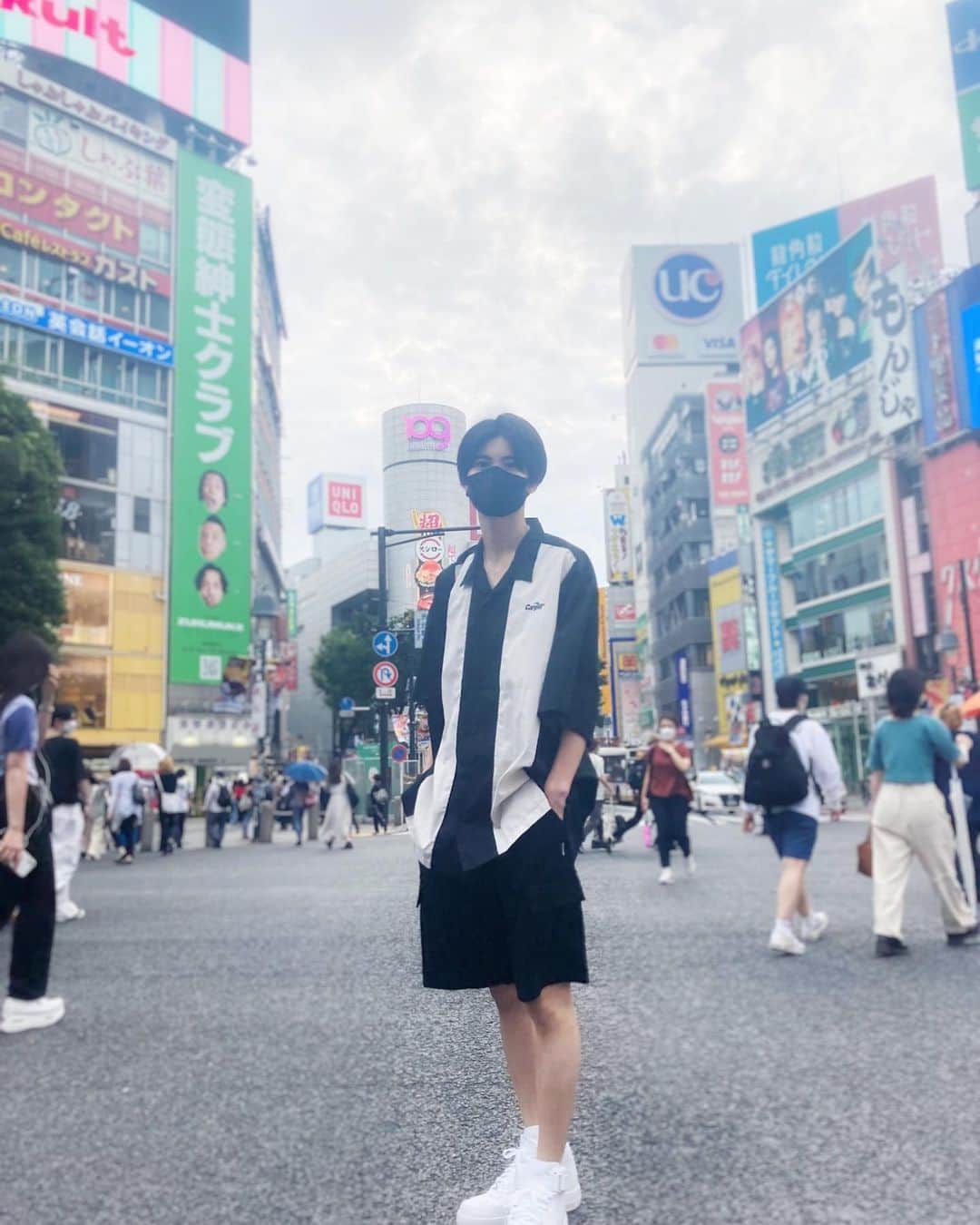 のインスタグラム：「teensに向かう途中にて📸  #ショートパンツコーデ #PIVOTDOOR  6月14日発売されました雑誌teens、良かったら是非ご覧下さい！ よろしくお願いします😆」