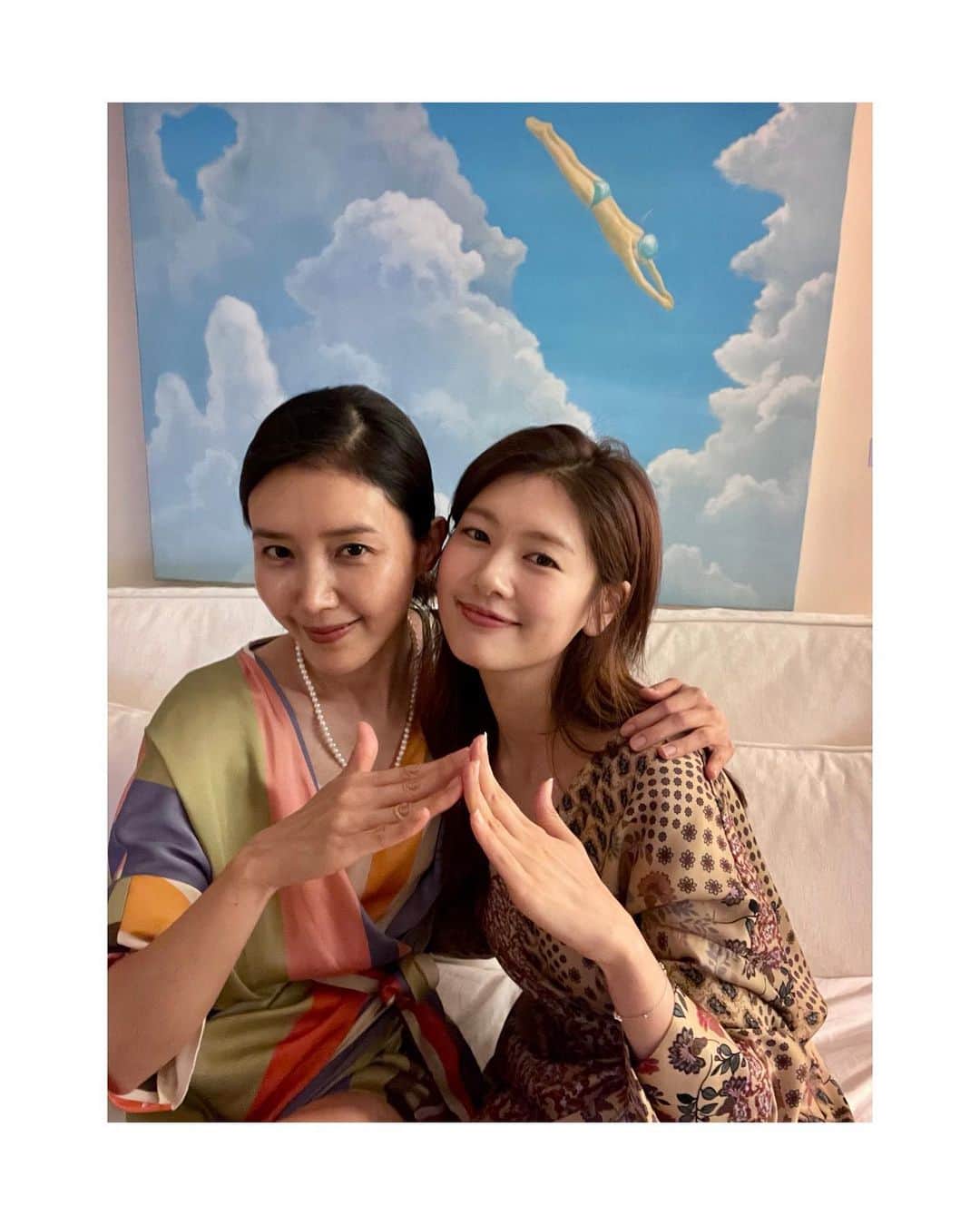 チョン・ソミンさんのインスタグラム写真 - (チョン・ソミンInstagram)「두근두근💕 드디어 #월간집 9시에 세상밖으로 나옵니다🤭 저는 사랑하는 으주으주여으주 @chae_jungan 언니와 함께 본방사수할 예정입니다! 다들 함께 볼 사람 댓글로 태그태그~~ #본방사수 #준비물 #소중한사람」6月16日 20時35分 - somin_jj