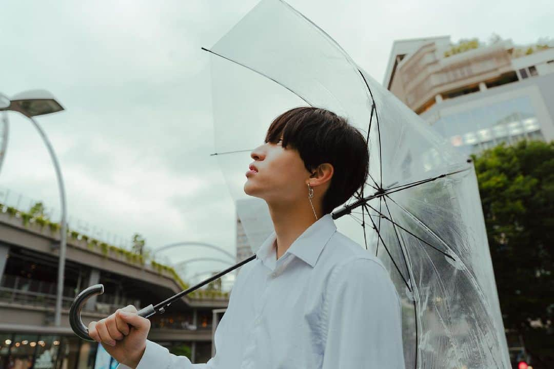 大賀廉人のインスタグラム：「Asebi 聞いてくれましたかっ!!  #Asebi  #original #大賀廉人  #artist #rain  #rainyday  #umbrella  #渋谷 #宮下パーク  #高架橋  #フォローミー  #フォローバック  #followｍe  #follow4followback  #followforfollowback  #雰囲気」