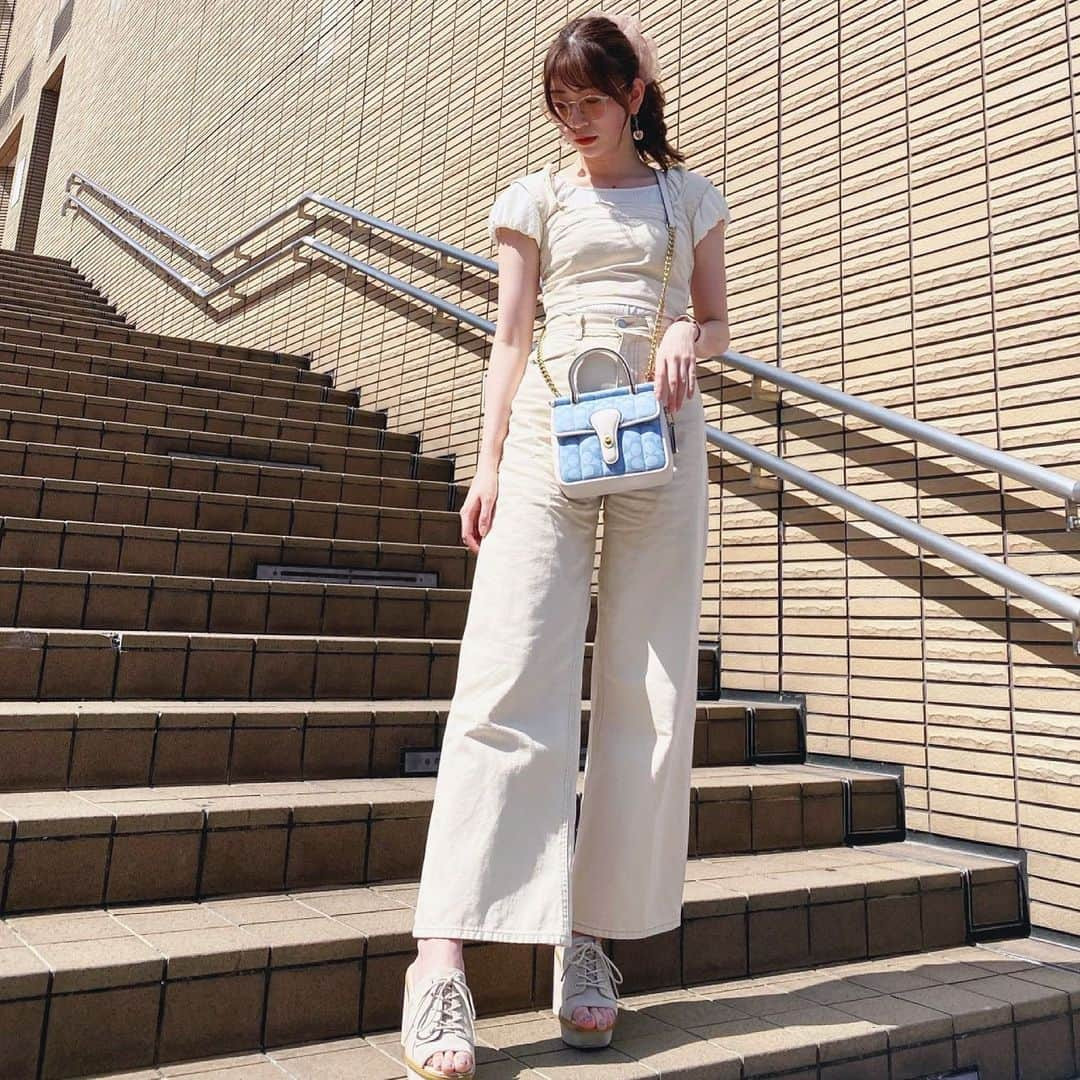 吉田朱里さんのインスタグラム写真 - (吉田朱里Instagram)「とある日の私服🦋 . 新しくゲットした @coach の バッグを持ちたかったので 全身アイボリー🤍🐣 #CoachNY @Coach #PR」6月16日 20時39分 - _yoshida_akari