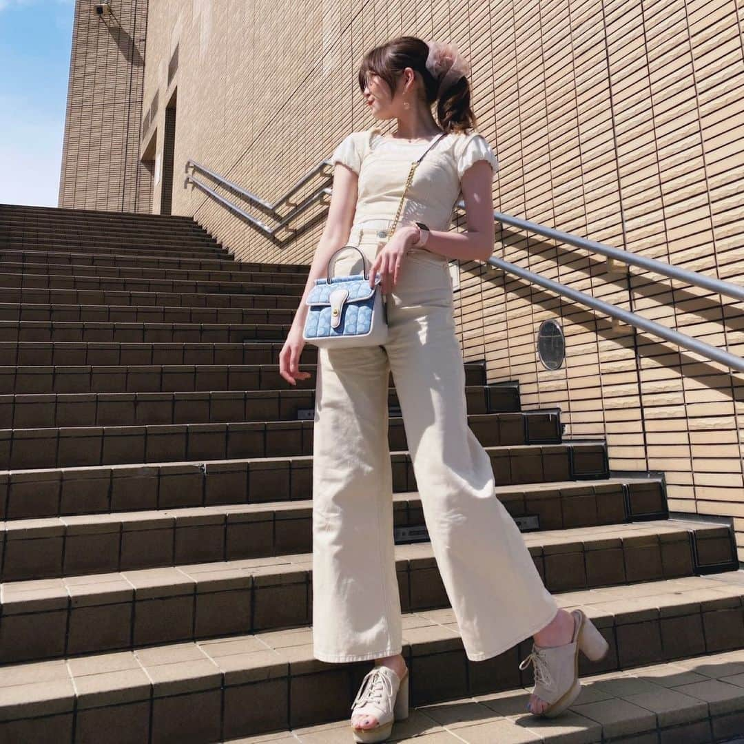 吉田朱里さんのインスタグラム写真 - (吉田朱里Instagram)「とある日の私服🦋 . 新しくゲットした @coach の バッグを持ちたかったので 全身アイボリー🤍🐣 #CoachNY @Coach #PR」6月16日 20時39分 - _yoshida_akari