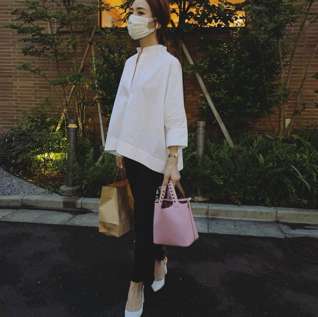 星玲奈さんのインスタグラム写真 - (星玲奈Instagram)「先日購入した @uniqlo +Jのスーピマコットンドルマンスリーブシャツ。 このAラインの形好きだな〜🥺❤️ 久しぶりに外撮影。 娘の塾のお迎え帰り、食パン持ってますが🍞🍞 top#uniqlo#ユニクロ#uniqloplusj  bottom#mother#motherdenim  shoes#gianvitorossi #ジャンヴィトロッシ bag#hermes#エルメス ・ #coordinate#fashion#outfit#ootd#instafashion#mamafashion#コーデ#コーディネート#ファッション#uniqloコーデ」6月16日 20時39分 - reinahoshi1015