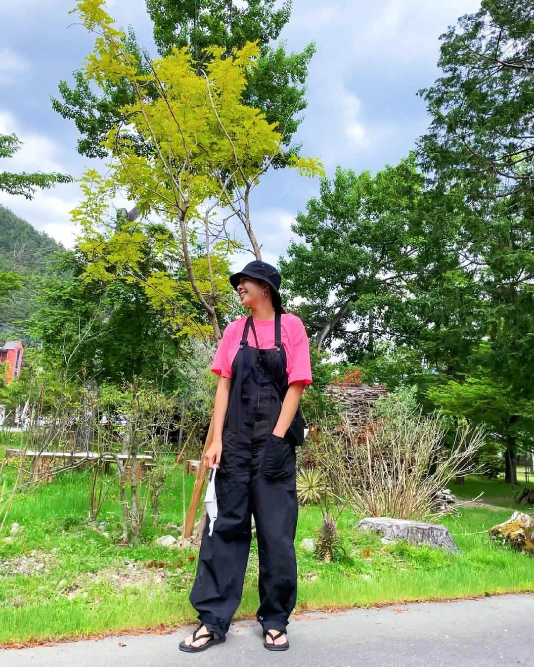 吉田夏海さんのインスタグラム写真 - (吉田夏海Instagram)「いつかの私服🖤🖤🖤  自然は最高だ🍃✨  癒されたしリフレッシュできた🤗  #ootd #fashion  #outdoor  #nature  #windandsea  #anachronorm  #montbell」6月16日 20時40分 - natsumiiiiiiiiiii