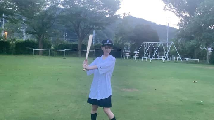 小坂菜緒のインスタグラム：「初公開の野球衣装を着たオフショ動画です⚾️ 惜しくも空振りですが、あまりのかわいさについリピートして見てしまいます😂 Twitterにも野球カットの撮影風景をアップしましたので、ぜひあわせてチェックしてくださいね！ #小坂菜緒1st写真集君は誰？ #小坂菜緒 #日向坂46  #日向坂野球部 #こさかなの星」