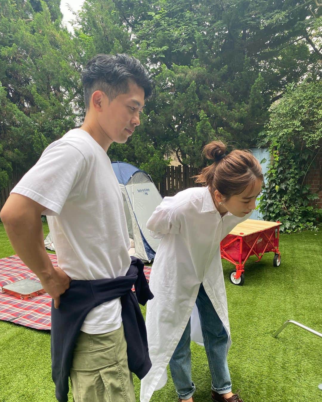 近藤千尋のインスタグラム：「今週は夫婦でお仕事一緒が沢山で ありがたいなぁ👫🤍🤍🤍 大好きなブランドさんの撮影したり、 今日はラヴィットＤＩＹロケ😍 生憎の雨でしたが、、、☔️ すっごい変わりましたよ🏠‼️ ((((；ﾟДﾟ))))))) お楽しみに…☺️☺️ 沢山更新したいことがあるううう🤯🌼」