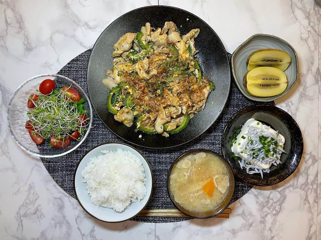 田中恵太のインスタグラム：「今日の夜ご飯！       ＊ゴーヤーチャンプルー ＊豚汁 ＊サラダ ＊しらすを豆腐にのせたやつ ＊ゴールドキウイ   沖縄暑いですね。そろそろ梅雨明けですね。 コンディション崩さないように集中します！     最近頂いたオリーブオイルがいい感じです！サラダにかけて使ってます。 ありがとうございます！ @olealia.jp   #田中恵太#fc琉球#田中食堂#fcryukyu#沖縄#沖縄市#那覇市#soccer#football#jリーグ#jleague#j2#okinawa#cooking#cookingram#簡単レシピ#アスリート飯#アスリートフード#クラシル#クックパッド#BONIQ#YouTube#youtuber#fatadapt#ご飯記録#沖縄料理#ゴーヤー#olealia」