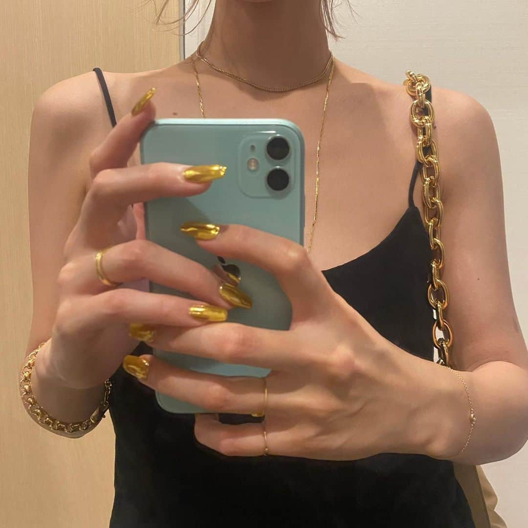 梅村実帆のインスタグラム：「new nail 👸🏼✨✨✨ 最近モノトーン多いから差し色gold🪄金運あがりそう😂」