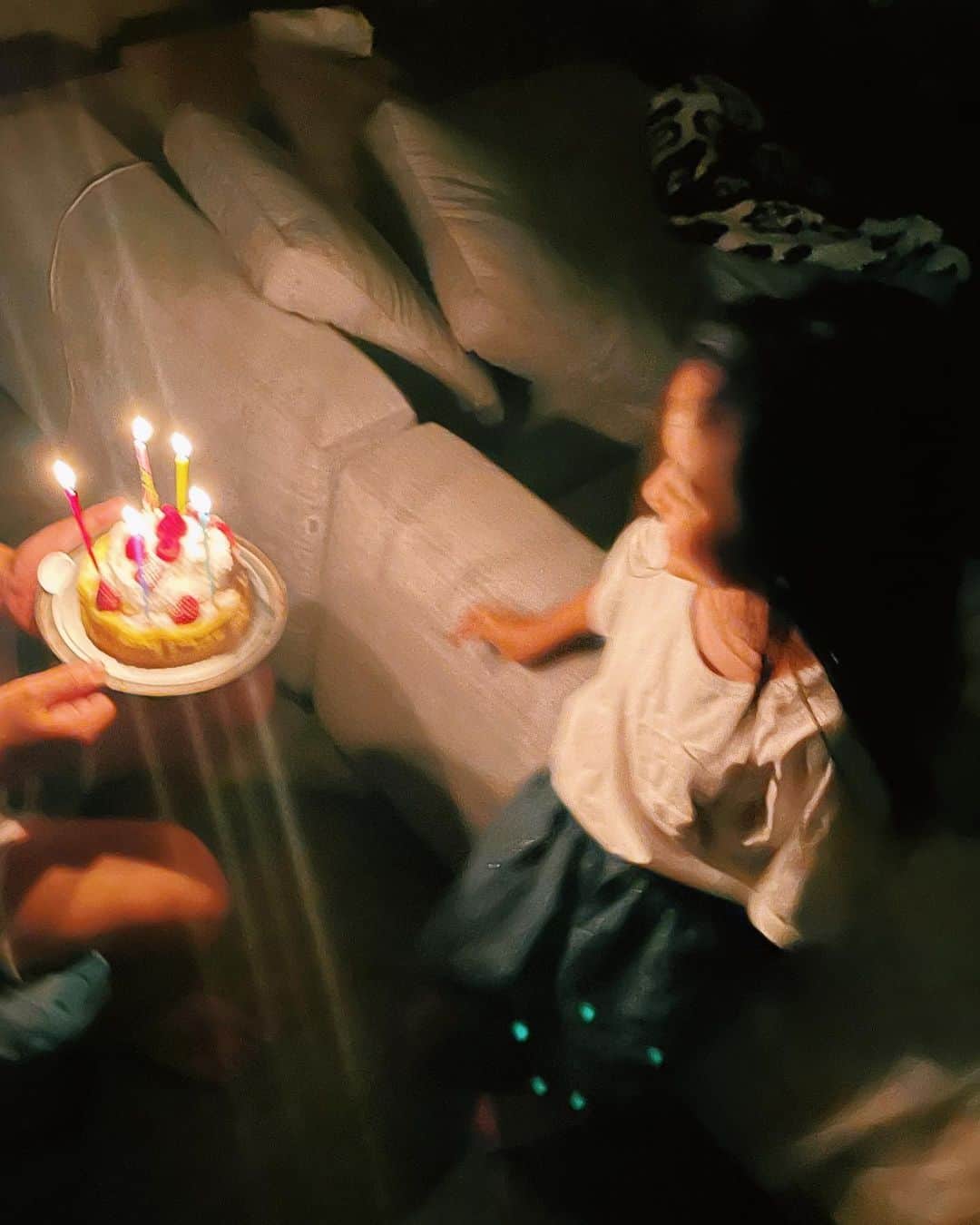 原田沙奈子さんのインスタグラム写真 - (原田沙奈子Instagram)「旦那さんのお誕生日🎂（こないだ）  アマネがケーキ買ってサプライズしよう！と数日前からずっと言ってて、 バレバレなのに必死にサプライズして喜ばせてあげたい気持ちが溢れて、 たまに口から言葉がこぼれちゃって、 「なんでもない！なんでもないよねー！」と隠せたつもりでいるアマネが可愛かった。  バースデーカードに、 “あっくんへ　いつもがんばってくれてありがとう　きょうは　すきなようにするよ　あまねより♡♡☆☆”  すきなようにするよ ってところが良いね👍笑  大きな声で歌をうたいながら、 コソコソしながらローソクさしたケーキ持って、 おめでとうー！！って何度も言ってるアマネの方が嬉しそうで、 誕生日ってお祝いしてる人もとっても幸せなんだ！って改めて思う日。  あっくん、お誕生日おめでとう♡ （我が姉、あやちゃんもお誕生日おめでとう）  2021.6.13」6月16日 21時48分 - sanakoharada