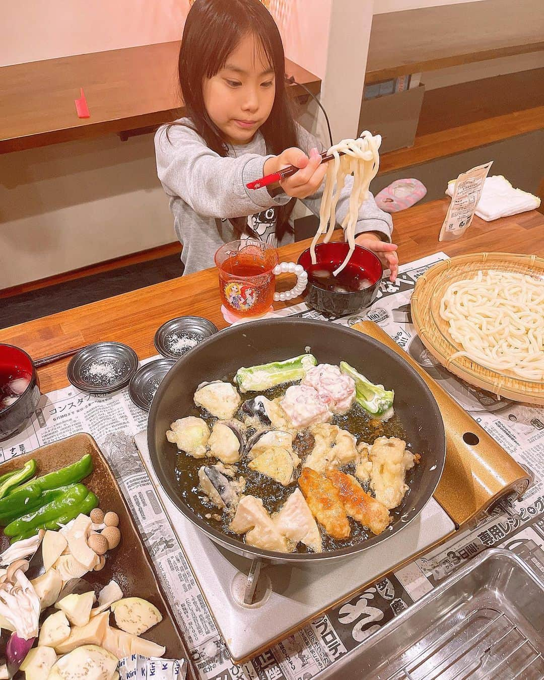 みきママさんのインスタグラム写真 - (みきママInstagram)「【ナスの美味しい食べ方です！！②】  杏ちゃん、1年生です。茄子が苦手です🍆😭💦  茄子を美味しく食べさせたい‼️あれしかないか‼️  ナスの天ぷらです✨衣にお酢を入れる天ぷらなので、冷めてもサクサクです✨オリーブオイルで揚げて、揚がったら塩と味の素で味付けしました✨天ぷらのレシピは完食本に載っています👍  天ぷらの茄子、外はサクサクで中がジューシー❗️杏ちゃんいかがですか❓緊張の一瞬です😅😅😅  杏ちゃん「茄子おいしいじゃん❗️」ってさ。小さく切ったのもよかったみたいです✨  ヨッシャー‼️今日も勝負に勝ったぞ✊✊✊‼️  #みきママ　#茄子　#苦手克服　#天ぷら　#完食本　#小学1年生」6月16日 21時45分 - mikimama_official