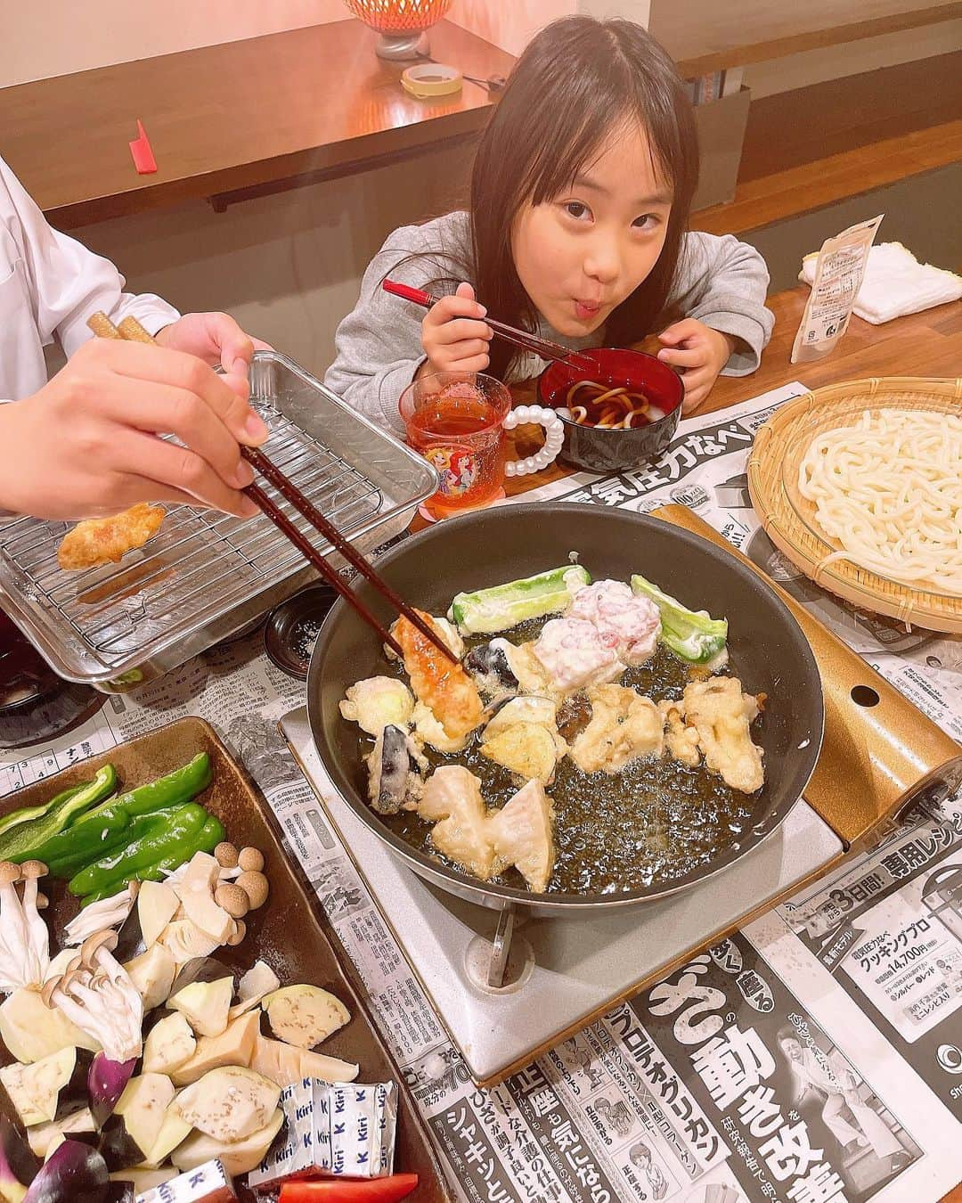 みきママさんのインスタグラム写真 - (みきママInstagram)「【ナスの美味しい食べ方です！！②】  杏ちゃん、1年生です。茄子が苦手です🍆😭💦  茄子を美味しく食べさせたい‼️あれしかないか‼️  ナスの天ぷらです✨衣にお酢を入れる天ぷらなので、冷めてもサクサクです✨オリーブオイルで揚げて、揚がったら塩と味の素で味付けしました✨天ぷらのレシピは完食本に載っています👍  天ぷらの茄子、外はサクサクで中がジューシー❗️杏ちゃんいかがですか❓緊張の一瞬です😅😅😅  杏ちゃん「茄子おいしいじゃん❗️」ってさ。小さく切ったのもよかったみたいです✨  ヨッシャー‼️今日も勝負に勝ったぞ✊✊✊‼️  #みきママ　#茄子　#苦手克服　#天ぷら　#完食本　#小学1年生」6月16日 21時45分 - mikimama_official