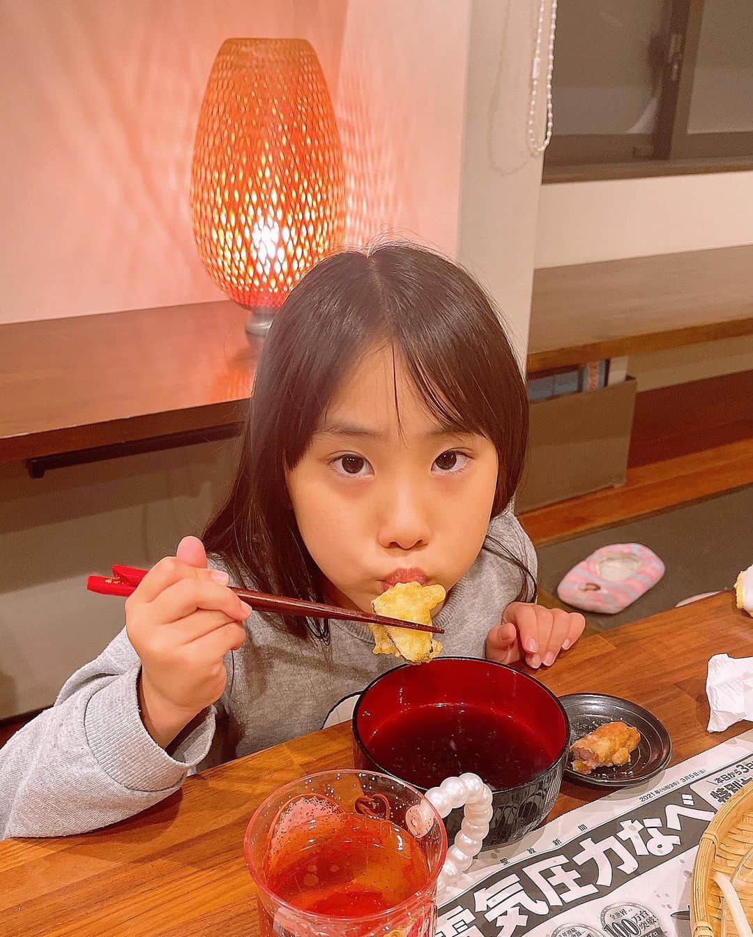 みきママさんのインスタグラム写真 - (みきママInstagram)「【ナスの美味しい食べ方です！！②】  杏ちゃん、1年生です。茄子が苦手です🍆😭💦  茄子を美味しく食べさせたい‼️あれしかないか‼️  ナスの天ぷらです✨衣にお酢を入れる天ぷらなので、冷めてもサクサクです✨オリーブオイルで揚げて、揚がったら塩と味の素で味付けしました✨天ぷらのレシピは完食本に載っています👍  天ぷらの茄子、外はサクサクで中がジューシー❗️杏ちゃんいかがですか❓緊張の一瞬です😅😅😅  杏ちゃん「茄子おいしいじゃん❗️」ってさ。小さく切ったのもよかったみたいです✨  ヨッシャー‼️今日も勝負に勝ったぞ✊✊✊‼️  #みきママ　#茄子　#苦手克服　#天ぷら　#完食本　#小学1年生」6月16日 21時45分 - mikimama_official
