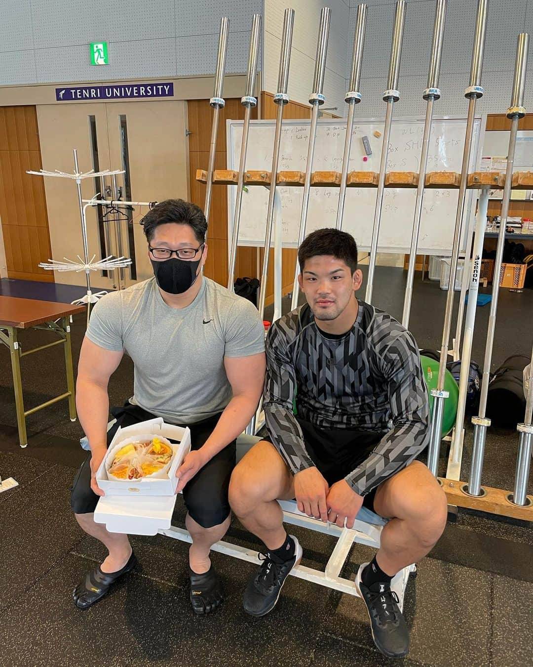 大野将平さんのインスタグラム写真 - (大野将平Instagram)「The muscles you’ve built and the trust from others aren’t easy to bring back, once you lose them！ 失った信用と筋肉は容易に取り戻せない。 6月11日で50歳、わい半世紀バースデー！ おめでとうございます！ #守田誠#わい#ストレングスコーチ#ダンベルベンチ」6月16日 22時00分 - ono0203