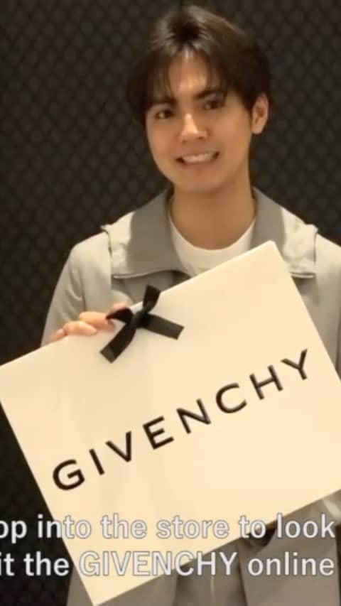 片寄涼太のインスタグラム：「I chose a Father's Day gift at the GIVENCHY Omotesando store.  @givenchyofficial @matthewmwilliams  📸 @takaoiwasawa」