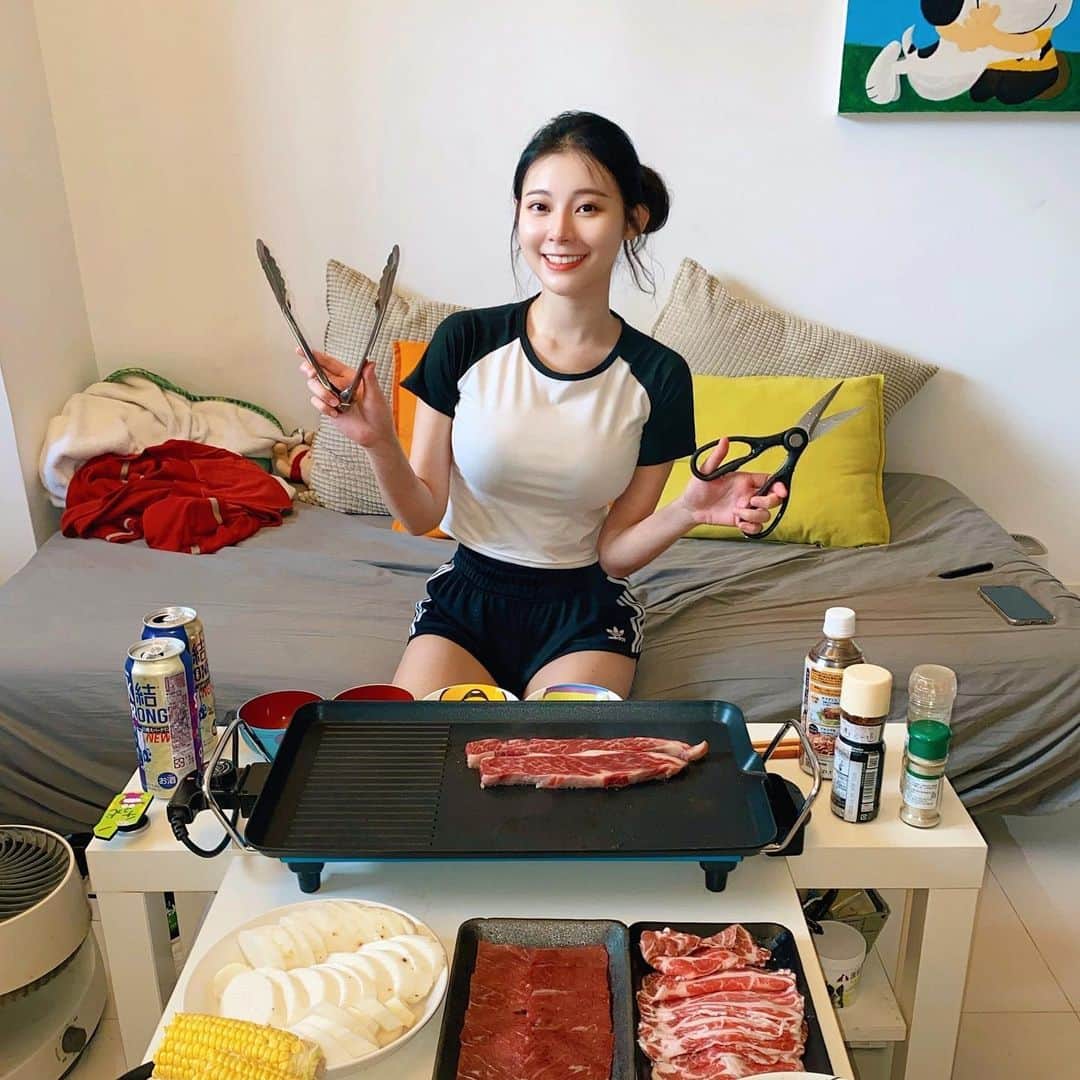 張香香のインスタグラム：「在家烤肉是新樂趣🤤🥩🍺❤️」
