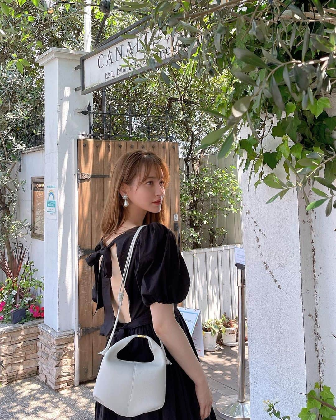 野崎萌香さんのインスタグラム写真 - (野崎萌香Instagram)「梅雨入り前のしふく🦢🌿  OP... @snidel_official  bag... @polene_paris  sandal... @jeffreycampbell」6月16日 22時15分 - moeka_nozaki