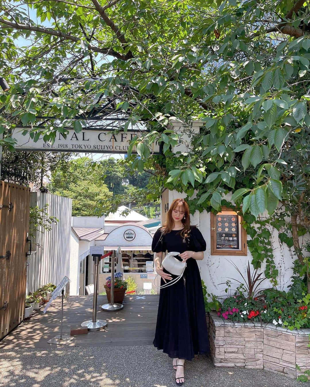 野崎萌香さんのインスタグラム写真 - (野崎萌香Instagram)「梅雨入り前のしふく🦢🌿  OP... @snidel_official  bag... @polene_paris  sandal... @jeffreycampbell」6月16日 22時15分 - moeka_nozaki