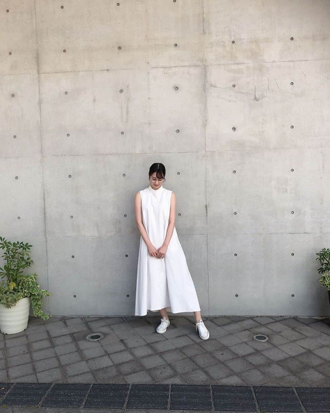 相場詩織さんのインスタグラム写真 - (相場詩織Instagram)「本日のラジオの時のワンピースは 憧れの女性であり 大好きな秋田の先輩である 佐々木希さんプロデュースの アンティミテ（iNtimité）👗✨ @intimite_onemile   お洒落な希さんがこだわり抜いて作ったお洋服たちは 普段着として気軽に着られる着心地、品質の良さが ありつつも、 スタイルがよく見える作りになっていて 袖を通すたびに幸せな気持ちになります😌  好きすぎてなんだかPRみたいになっちゃいましたが笑 私が勝手に好んで買って着てて、 新作は必ずチェックしている大好きな ブランドの一つです🥰 ただでさえ可愛いお洋服なのに 希さんが着てるとさらにほしくなっちゃうんだよなあ😍  写真には載せていませんが バッグもアンティミテでした♩  メガネは紫外線対策用で 確か雑貨屋さんで1500円くらいでした👓  お知らせ♡  毎週土曜朝6時〜放送の旅番組 BSフジ 「わがまま！気まま！旅気分」に 出演します！  今回は花火のまちとして 全国的に有名な大仙市をどどーんとご紹介🎆  ガイドブックには載っていない 情報が目白押し✨ プライベート花火に陶芸体験 絶品◯◯に極上の宿で美食を堪能など…🥰 大仙市に馴染みのある私でも 知らなかったとっておきのスポットもありました😍  6月19日(土)BSフジ 朝6時〜 全国の皆様是非ご覧下さい♩  秋田でも AKT 秋田テレビで同日14時〜放送予定です👹  皆様の感想楽しみにしてますね！ 是非 #相場詩織 をつけてTwitterで 呟いていただければいいねしにいきます🙌  #秋田 #大仙市 #大曲 #花火 #大曲の花火 #アナウンサー #アナウンサー衣装 #ヘアメイク #アンティミテ #秋田美人 #佐々木希 さん #ヘアアレンジ #ヘアアクセサリー　#ナチュラルメイク #メガネ女子　#メガネコーデ #iNtimité #intimite #スニーカーコーデ #ホワイトコーデ」6月16日 22時19分 - shioriaiba0801