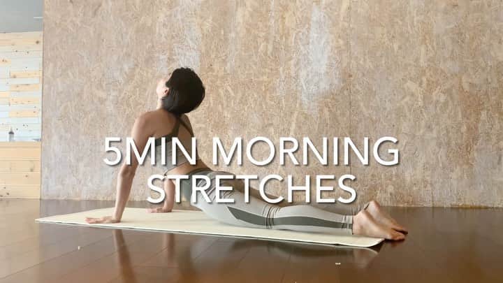 のインスタグラム：「ベッドの上で出来るストレッチ🛌☀️・ 2倍速なので本当は呼吸と合わせてゆっくりやってます😮‍💨✨・ ・ 頭と身体がすっきり🙌・ ・ ・ ・ #stretches #ベッドで出来るストレッチ #ブラトップ #レギンス #workoutmotivation #bodymake #ヨガウェア #ボディメイク #フィットネス #fitness #体質改善 #ダイエット #アスレジャー #Athleisure #yogawear #ピラティス #ヨガ #健康 #運動 #筋トレ女子 #abs #腹筋女子」