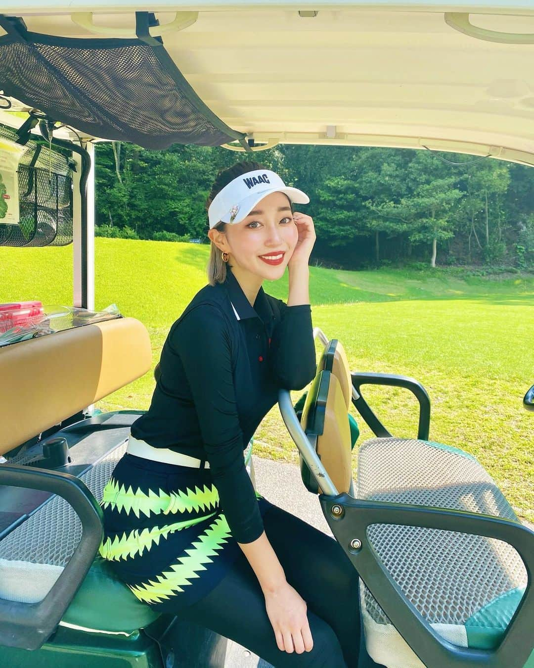 梅谷安里さんのインスタグラム写真 - (梅谷安里Instagram)「🏌️‍♀️🏌️‍♀️🏌️‍♀️ 新しくゴルフ記録でゴルフInstagram始めたよ💚 @anriworld_golf  日焼けしたくなくて UVインナー着て完全防備😎 の結果、真っ黒コーデになってしまった。笑 焼けたくないけど インナー着ない方がウェア可愛いし迷うところ🥺 そんな昨日もおにゅーな @waacjapan_official 😈 ・ ・ #ゴルフウェア#golf#golfwear #ゴルフ女子#ラウンド#ゴルフ」6月16日 22時34分 - anriworld