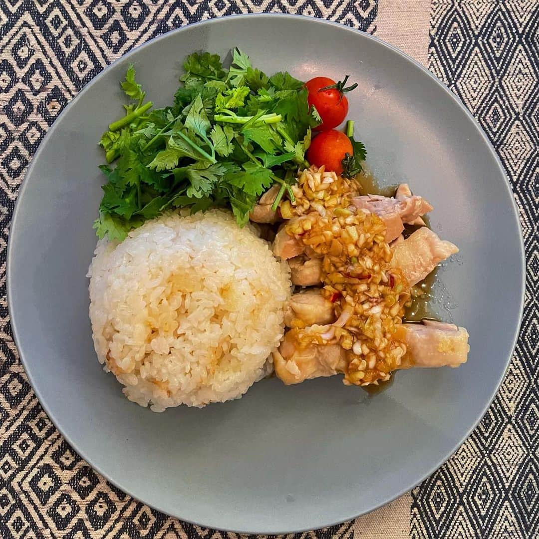 高月彩良さんのインスタグラム写真 - (高月彩良Instagram)「実は、私のタイ料理の旅は終わっていなくて、今日は、炊飯器でカオマンガイを作ってみた！お肉プルプルで美味しいから、やってみて欲しい。火がいらないのは良いね🔥#カオマンガイ#サラクック」6月16日 22時38分 - sara_takatsuki_official