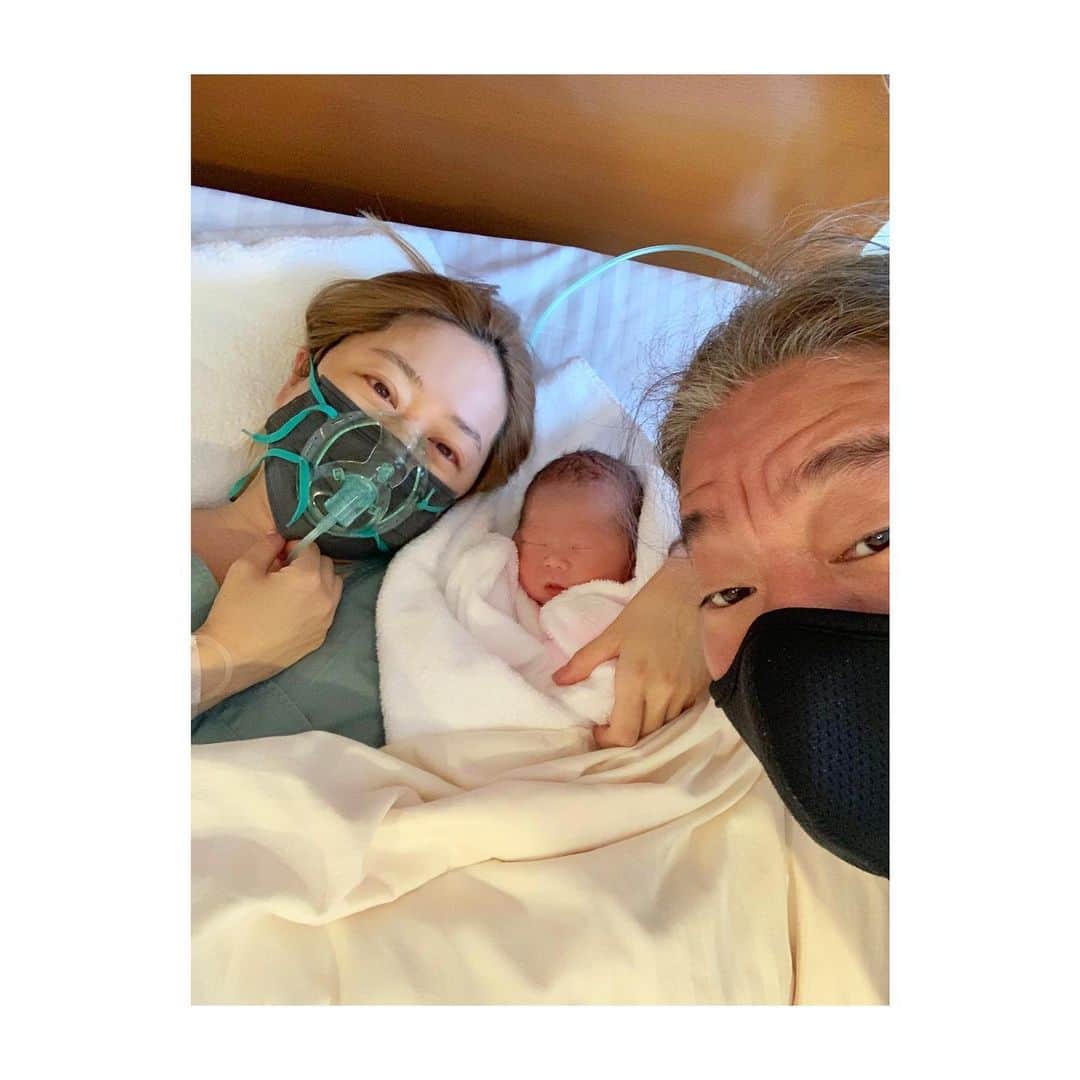 新田桂一のインスタグラム：「6/16/2021  HAPPY BIRTHDAY OUR BABY❤️ Welcome to the world my son.❤️  コロナ禍の中で元気な赤ちゃんを産んでくれた、 @yukari_magnese  ちゃん、本当にありがとうございます😭二人共無事で、元気で、本当に良かったです！大好きだよ❤️まだ名前は決めてないけど、とりあえずホッとしました。これから色々な人生があるけど、僕もゆかりちゃんも結人 @yuitonitta も真彩もラブちゃん @mynameislovenitta も、ずっと君の味方だからね❤️だから、人に優しく、思いやりがあり、ブレずに真っ直ぐ、レールの上を空を見ながら歩いて行ってください。たまにはレールから外れても全然いいし、遠回りしてもいいからね！君の周りには美しい物ばかりなんだから、よく観察して、よく考えて、楽しい楽しい人生を送ってくださいね！本当に出会えて僕はめちゃくちゃ嬉しいよ！早く、 @kazoku_jikan_photo の写真を撮ってもらおうね！お兄ちゃんの @yuitonitta 、 真彩を尊敬して、3人で一緒に助けあってね！今日は本当に嬉しい日でした！沢山食べて、沢山遊んで、ゆっくり大きくなってね！これからよろしくお願いします！ママにはずっとずっと優しくしなきゃ、駄目だからね！本当にありがとうございました😊夢はでかく持ってね！ そして、皆さまから、ものすごく沢山のメッセージを頂き、本当にありがとうございました。嬉しかったです。まだまだ、未熟な僕ですけど、これからも新田家をよろしくお願いします。ゆかりちゃんのお父さん、お母さん、エリカ @erika316 、フクジ @ichifuku 、僕のパパ、ママ、これからもご指導よろしくお願いします。一生懸命頑張ります。助け合って生きていきましょうね。今夜は呑みます！笑！ @hiroki_asano_ 君、 @magome_takumi 君も本当にありがとうございました😊 健康一番で、これからも楽しもうね！今年亡くなった、日高さん、ユキオ君にも会ってほしかったよ。天国から見ててくださいね。めちゃくちゃ嬉しい日だ！産まれてきてくれて、ありがとう😊 そして、 @mynameislovenitta ちゃん、これまた怪獣がまた1人増えるけど、よろしくお願いします❤️愛してるよ❤️ 友達は大切にしてくださいね❤️  コロナに負けない！笑！ コロナに騙されない！  世界中の皆様がHAPPYで、戦争がなくなりますように！  LOVE YOU ALL❤️  and KEEP ON CLICKING❤️📸❤️  押忍❤️  新田桂一」
