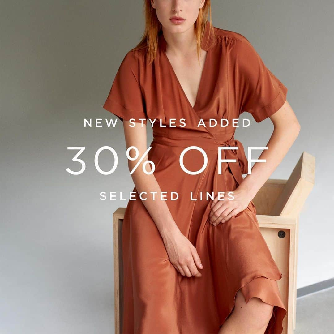 ニコルファリのインスタグラム：「Enjoy 30% discount on selected lines newly added to the Outlet section of the website. Plus, there has been some further lines reduced, shop the offers whilst stocks last.  #nicolefarhi #london #designerclothes #fashionsale」