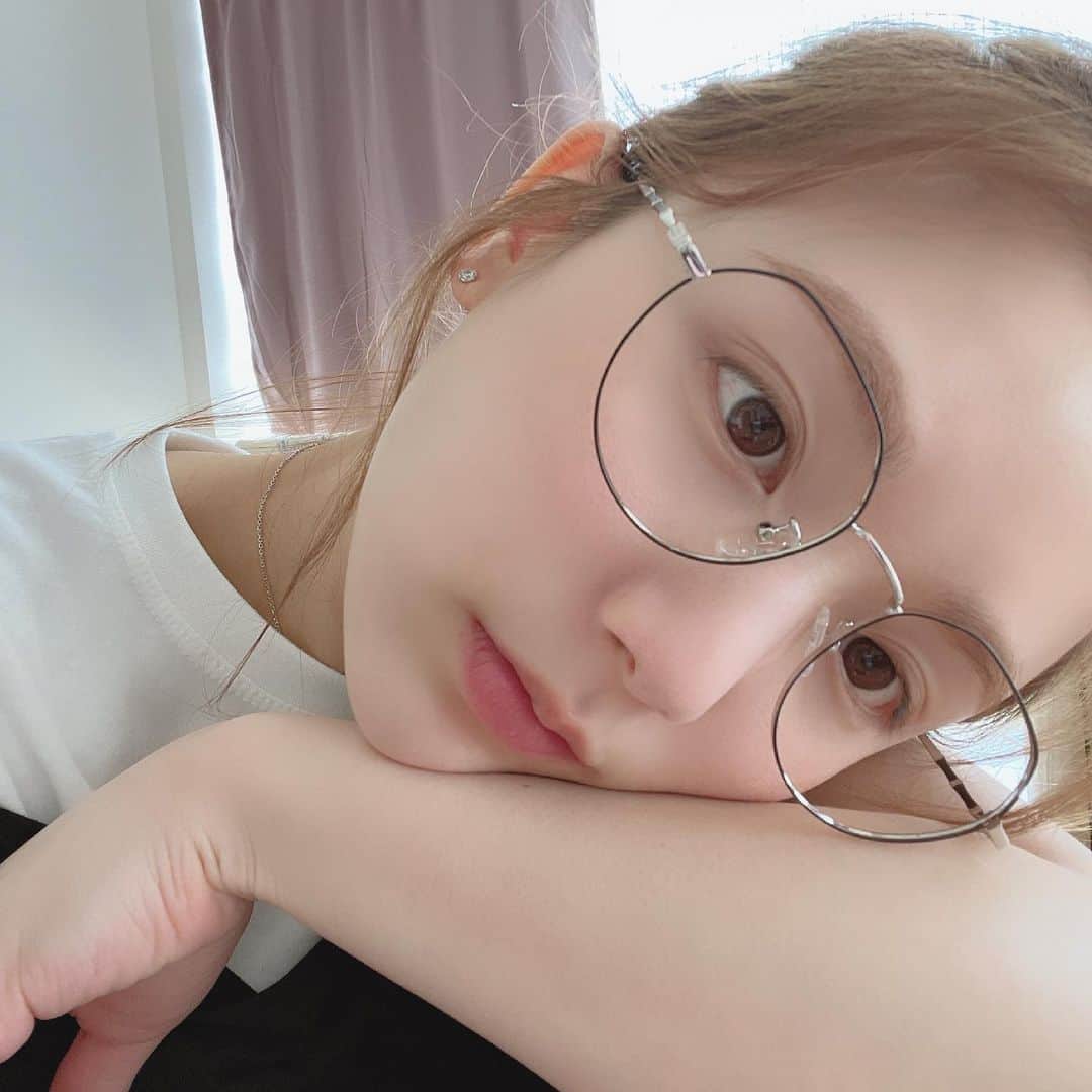 ひよんのインスタグラム：「🌞💕 ㅤㅤㅤㅤㅤㅤㅤㅤㅤㅤㅤㅤㅤ くて🥱 あまりメイクしたくないときは メガネが便利❤️ ㅤㅤㅤㅤㅤㅤㅤㅤㅤㅤㅤㅤㅤ #ひよん」