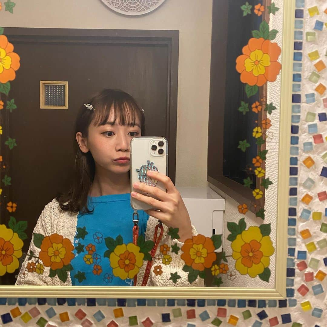 三戸なつめさんのインスタグラム写真 - (三戸なつめInstagram)「みんなおはよー！ ハッピーになれる鏡🧡🌼🧡🌼 わたしもおうちこんなにしたい😂🌼✊ @jiadoufua さんはハッピーになれるものがいっぱいでした #mito_natsume」6月17日 9時06分 - mito_natsume